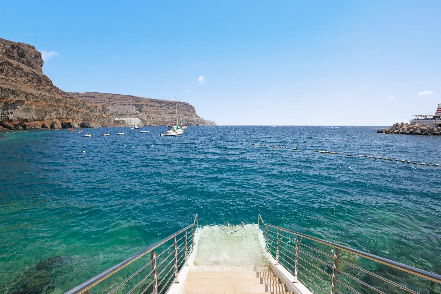 Piscina y acceso directo al mar 2